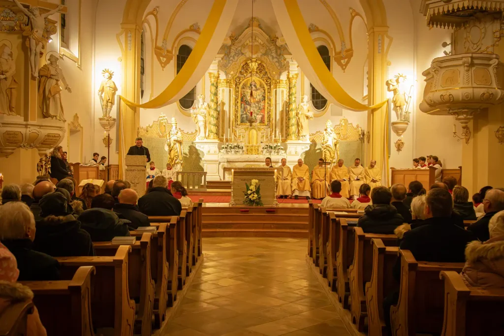 Festlicher Gottesdienst in der Pfarrkirche Bayerisch Eisenstein mit zahlreichen Geistlichen im goldenen Altarraum